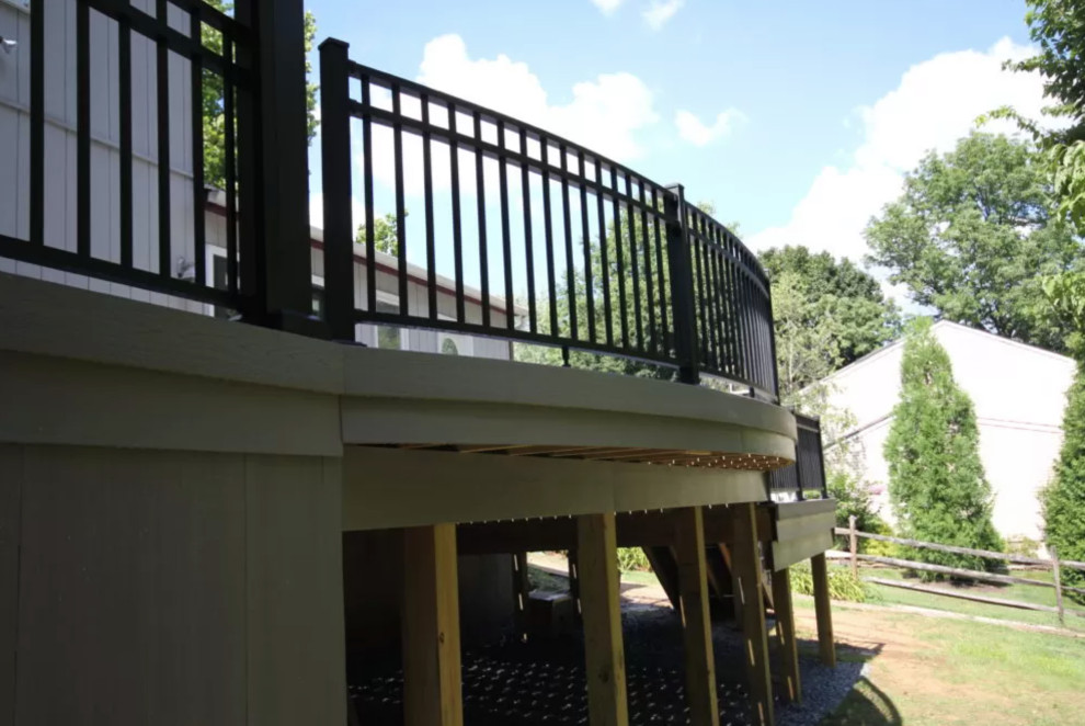 Exemple d'une terrasse moderne avec un garde-corps en métal.