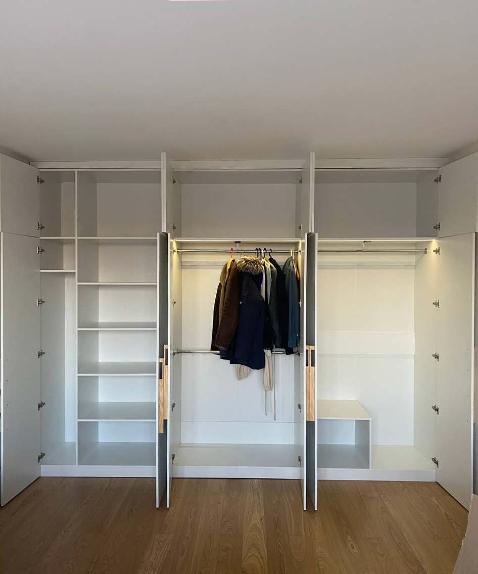 Встроенные распашные шкафы