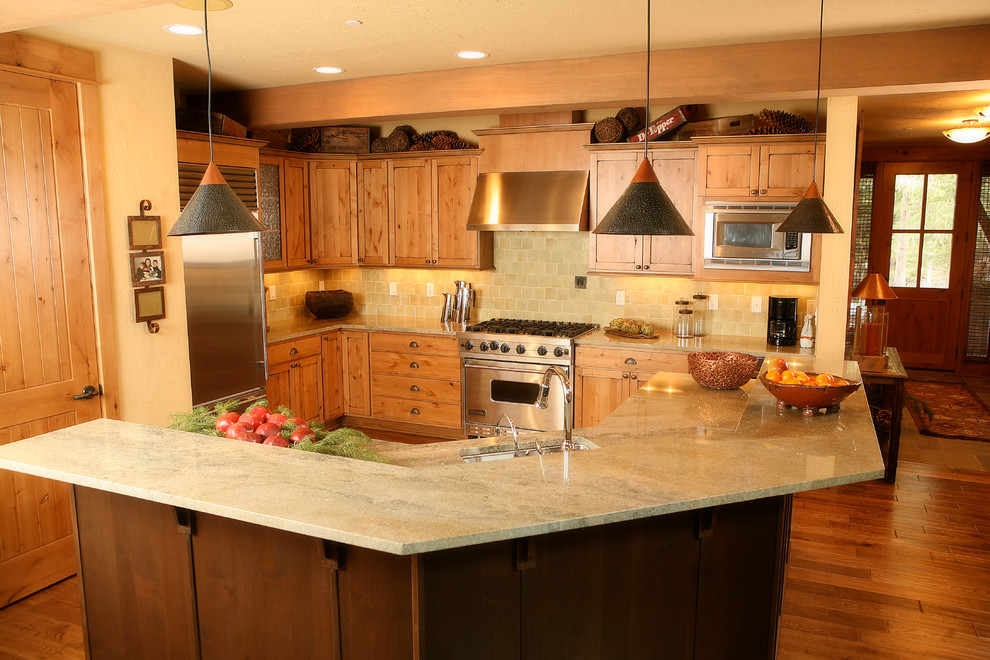 This is an example of a country kitchen in Sacramento.