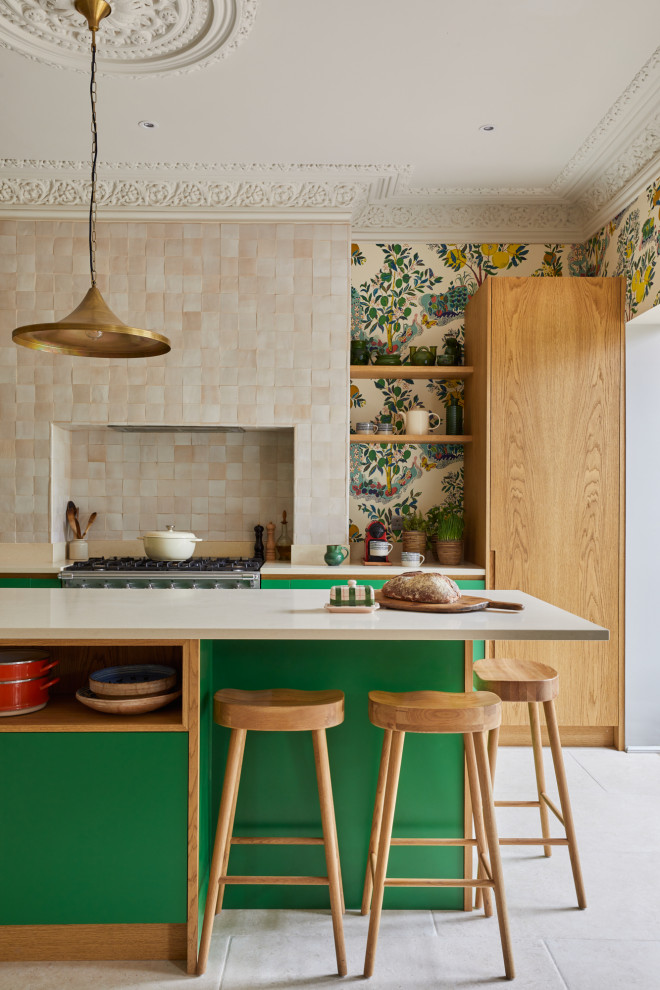 Cette photo montre une cuisine américaine tendance en L avec des portes de placards vertess, un plan de travail en surface solide, îlot et un plan de travail beige.