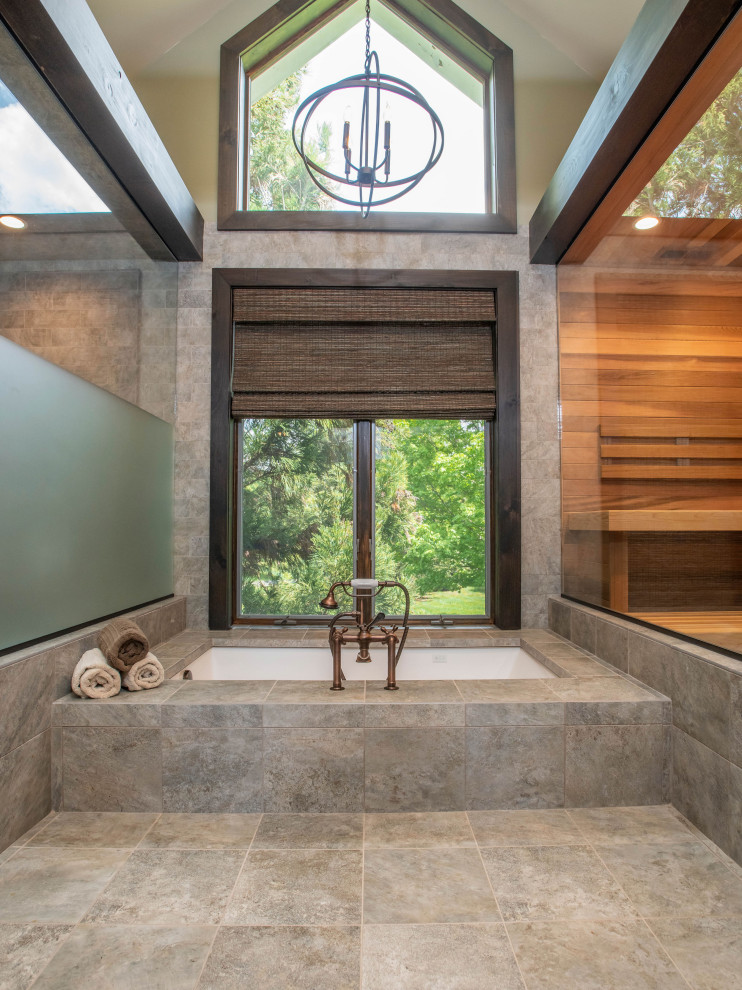 Inspiration för ett funkis en-suite badrum, med ett undermonterat badkar, en kantlös dusch, grå kakel, keramikplattor, grå väggar, klinkergolv i keramik, grått golv och dusch med gångjärnsdörr