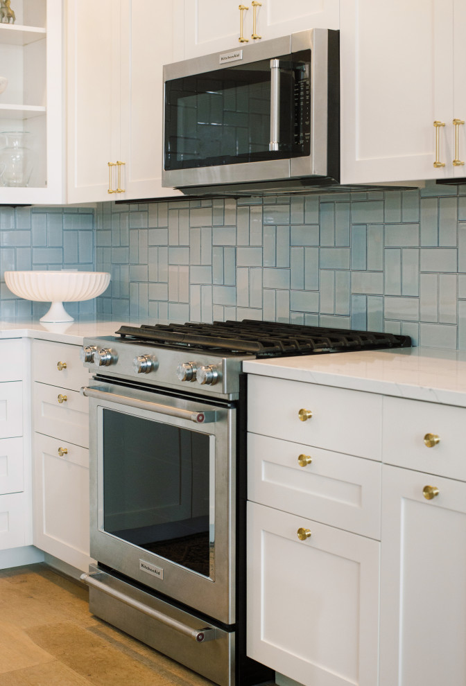 Kitchen - transitional kitchen idea in Austin