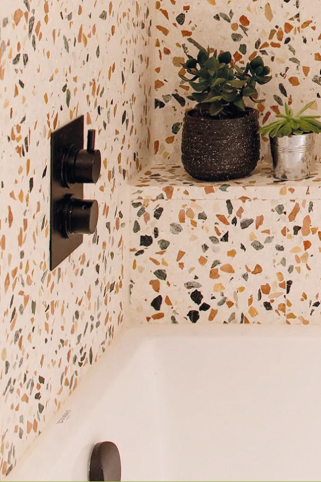 Стильный дизайн: большая главная ванная комната в стиле модернизм с накладной ванной, оранжевой плиткой, керамогранитной плиткой, белыми стенами, столешницей из искусственного камня и белой столешницей - последний тренд