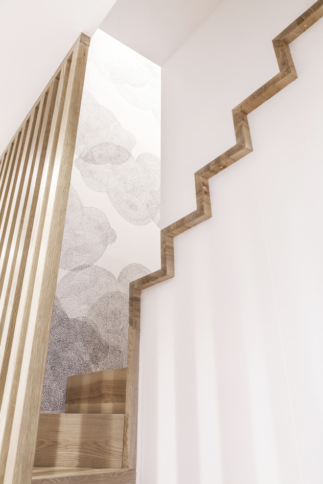 Источник вдохновения для домашнего уюта: изогнутая деревянная лестница среднего размера в скандинавском стиле с деревянными ступенями, деревянными перилами, обоями на стенах и кладовкой или шкафом под ней