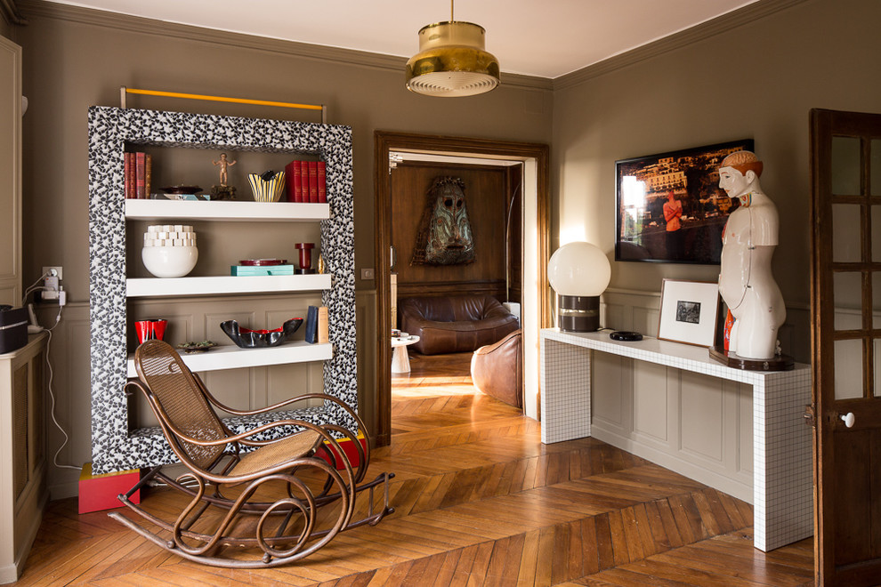 Inspiration pour un salon traditionnel fermé et de taille moyenne avec une salle de réception, un mur marron, un sol en bois brun, aucune cheminée et aucun téléviseur.