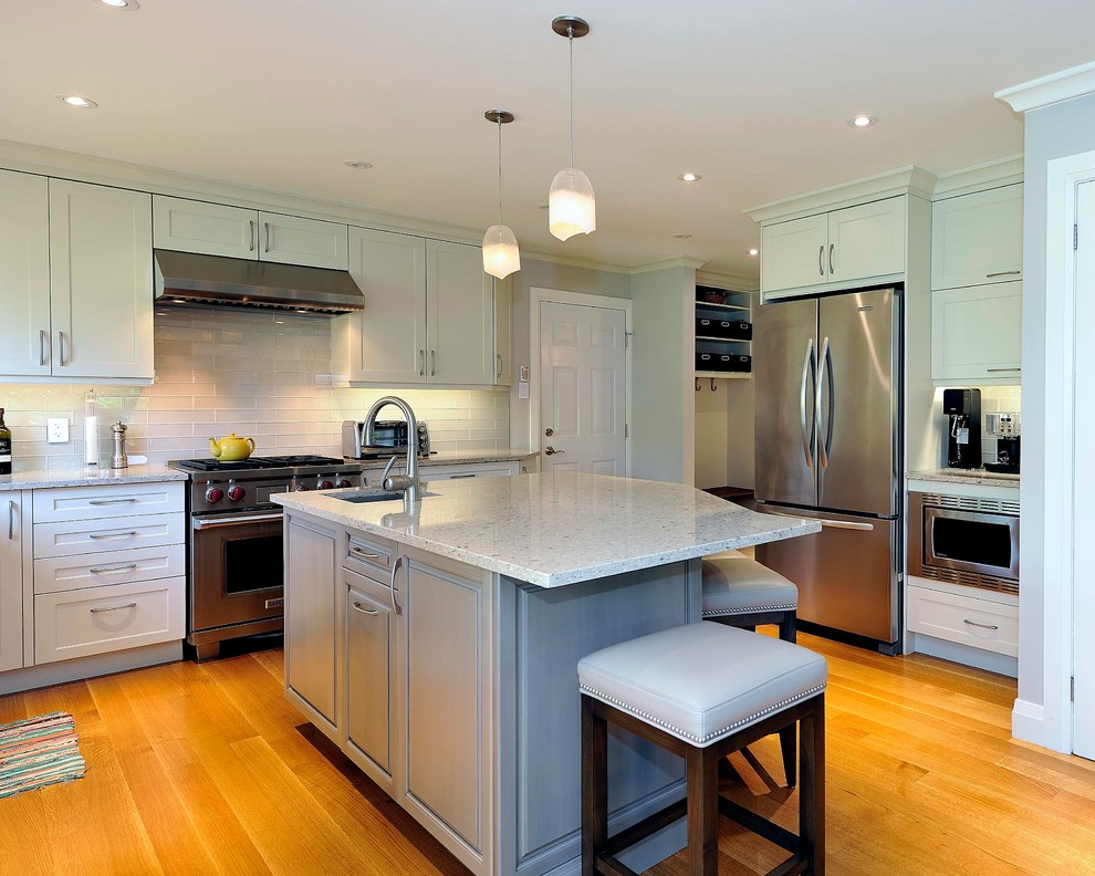 Kitchen - transitional kitchen idea in Ottawa