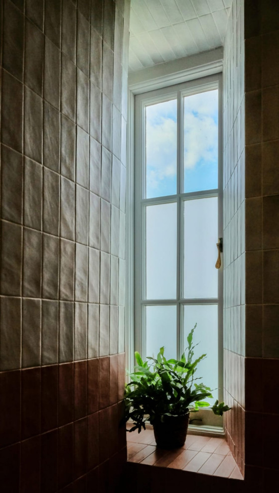 Inredning av ett modernt badrum med dusch, med en öppen dusch, rosa kakel, keramikplattor, vita väggar, klinkergolv i keramik, ett väggmonterat handfat, rosa golv och dusch med skjutdörr