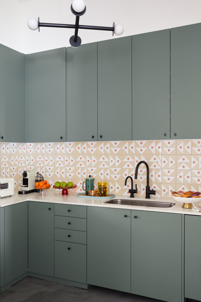 Ejemplo de cocinas en L contemporánea de tamaño medio con salpicadero multicolor, salpicadero de azulejos de cerámica y encimeras blancas