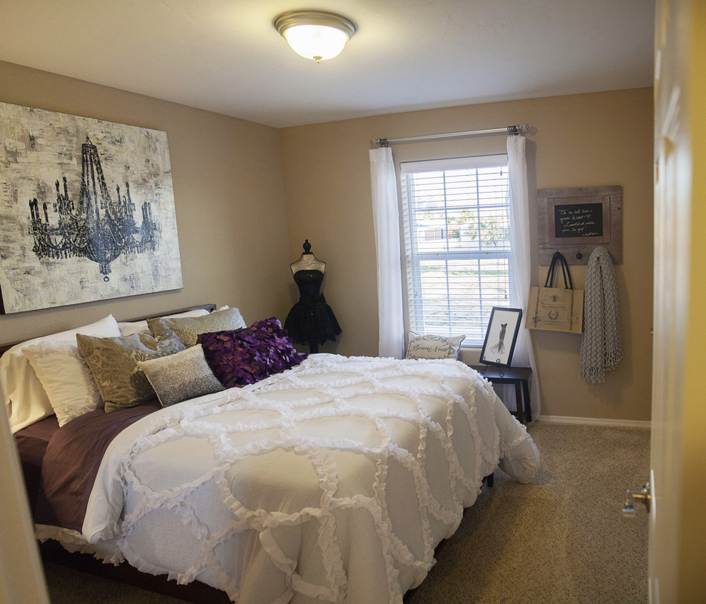 Photo of a mid-sized transitional guest bedroom in Albuquerque with beige walls and carpet.
