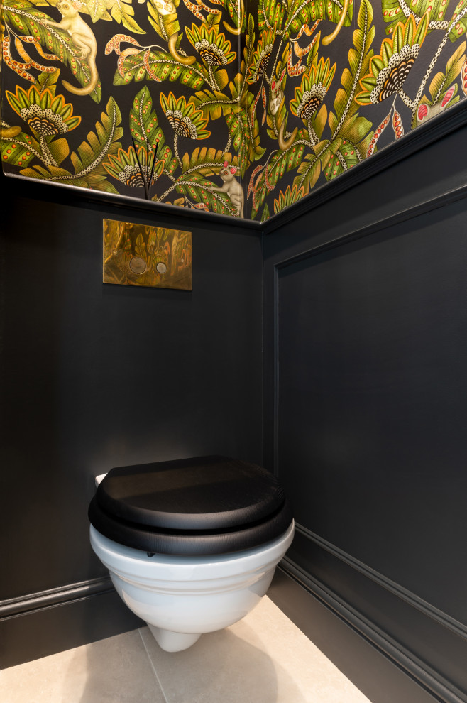 Idée de décoration pour un petit WC suspendu avec un carrelage vert, des carreaux de céramique, un mur multicolore, un sol en carrelage de porcelaine, un lavabo suspendu, un sol beige et du papier peint.