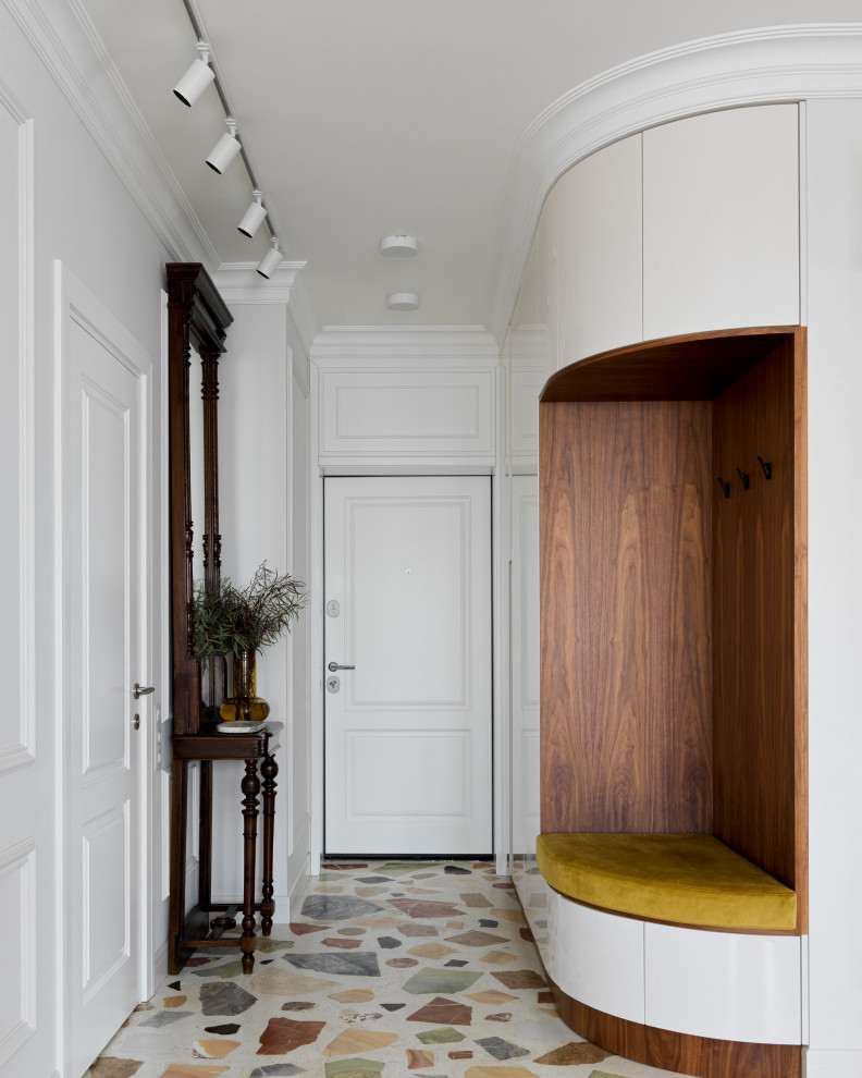 Свежая идея для дизайна: маленькая узкая прихожая: освещение в современном стиле с белыми стенами, мраморным полом, одностворчатой входной дверью, белой входной дверью и белым полом для на участке и в саду - отличное фото интерьера