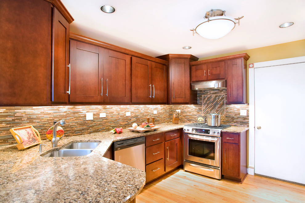 Transitional kitchen photo in Chicago