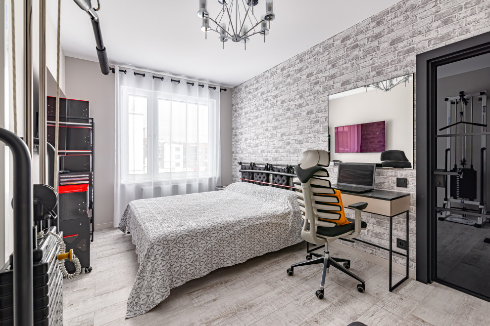 Идея дизайна: хозяйская, серо-белая спальня в современном стиле с серыми стенами, полом из ламината, серым полом и обоями на стенах