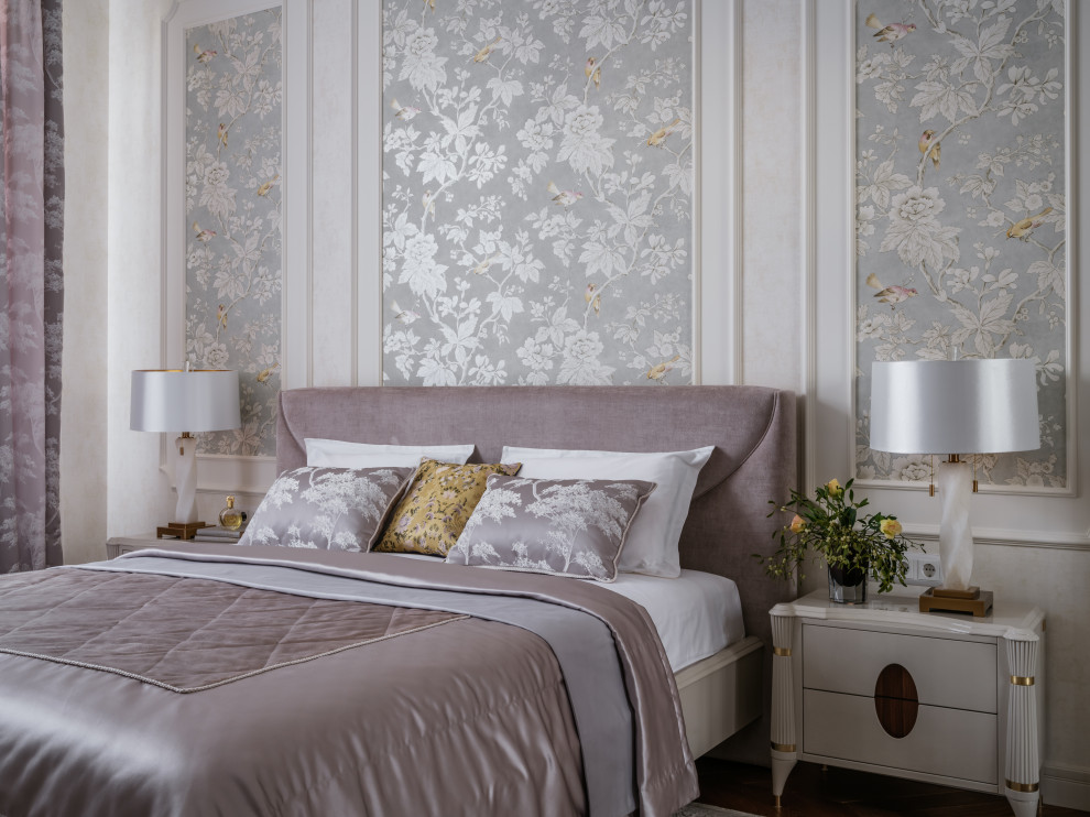 Imagen de dormitorio principal y gris y blanco clásico grande con paredes blancas, suelo de madera en tonos medios, suelo marrón, casetón y papel pintado