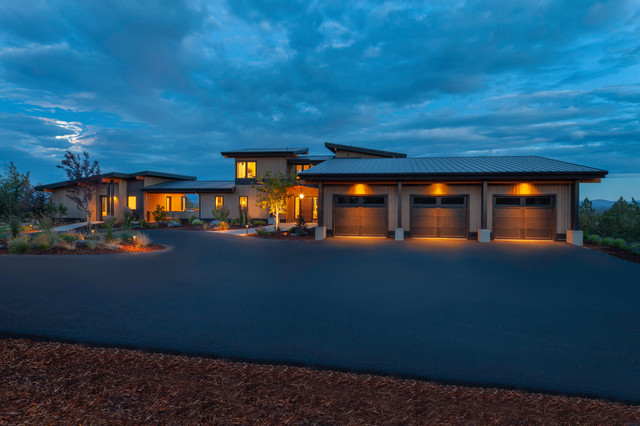 3 Car Garage Attached To Mountain Modern Ranch House Casita On