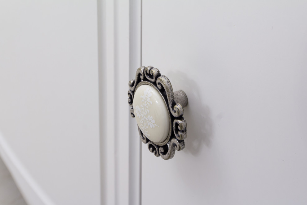 Тумба с оригинальной резьбой под телевизор