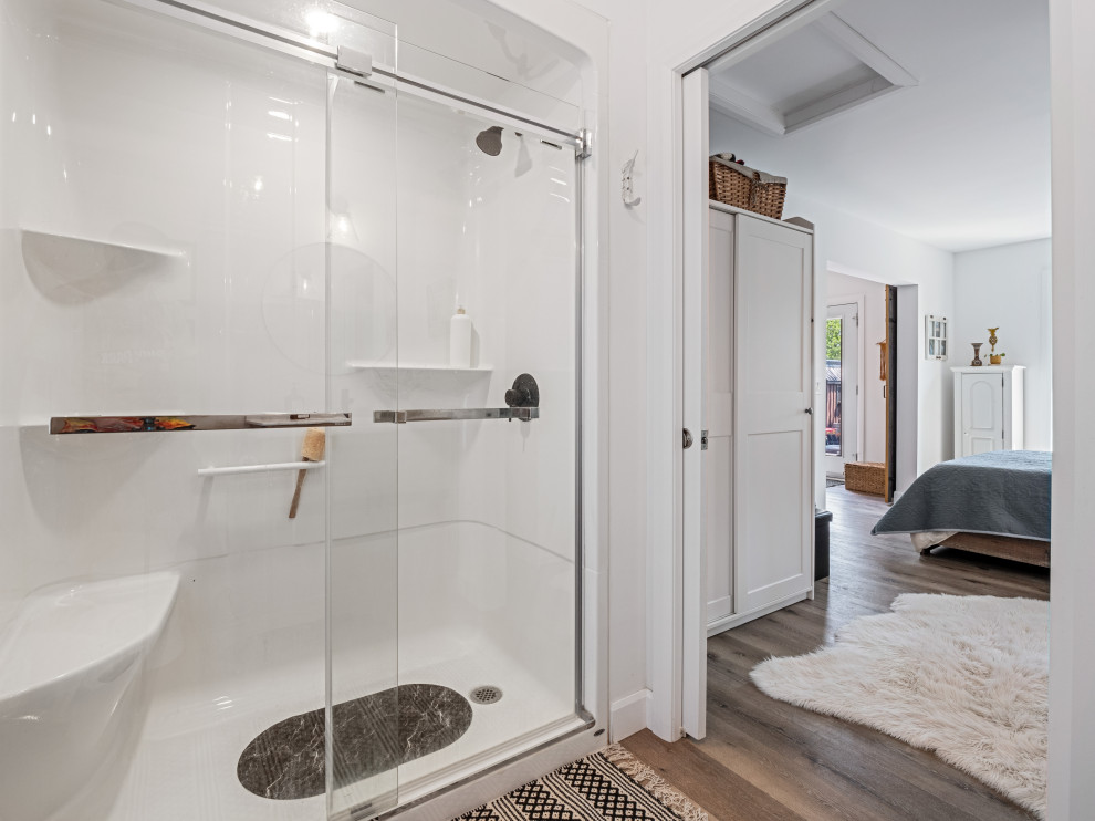 Inspiration för små rustika en-suite badrum, med luckor med infälld panel, grå skåp, en toalettstol med hel cisternkåpa, vita väggar och ett nedsänkt handfat