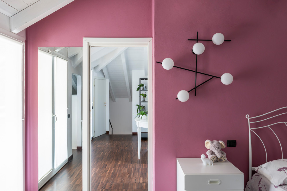 Ispirazione per un'ampia e In mansarda cameretta per bambini da 4 a 10 anni minimalista con pareti rosa, parquet scuro, pavimento marrone e travi a vista