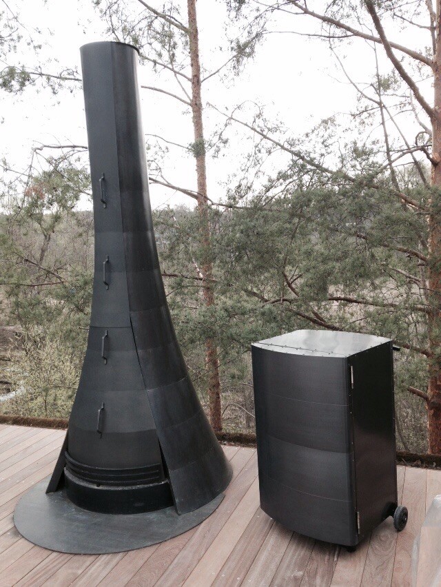 Уличный камин с передвижной тумбой с приборами.