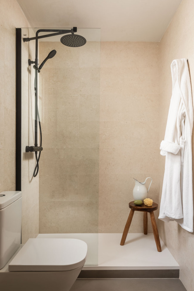 Exempel på ett mellanstort medelhavsstil en-suite badrum, med en öppen dusch, beige kakel, keramikplattor och klinkergolv i porslin