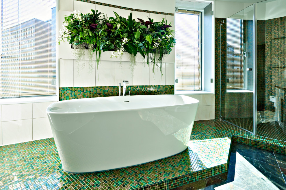 На фото: ванная комната среднего размера с плоскими фасадами, отдельно стоящей ванной, душем без бортиков, зеленой плиткой, бежевыми стенами, мраморным полом, зеленым полом и тумбой под две раковины