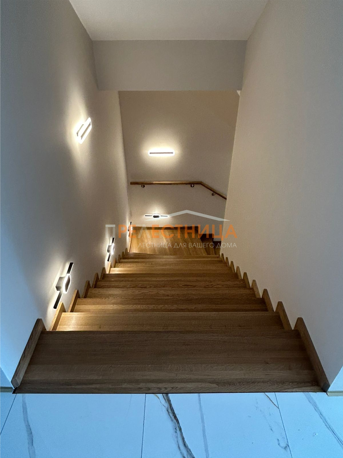 Две закрытых лестницы из дуба с шириной ступени 1500 мм