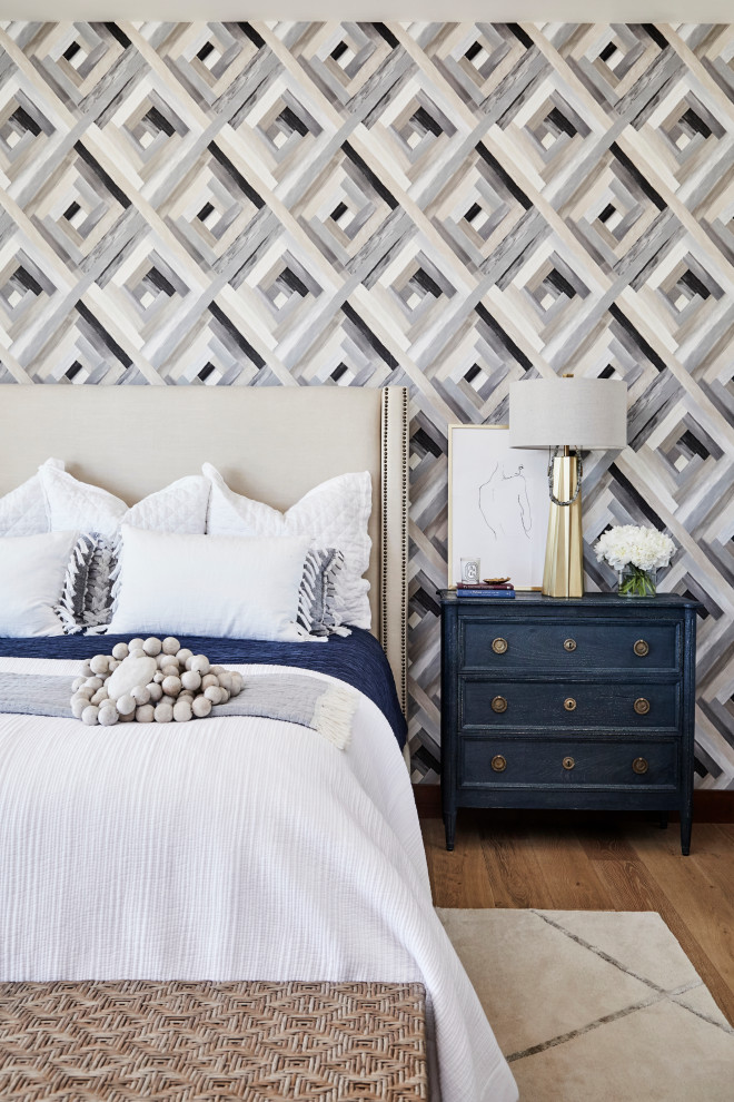 Свежая идея для дизайна: спальня в стиле модернизм с обоями на стенах - отличное фото интерьера