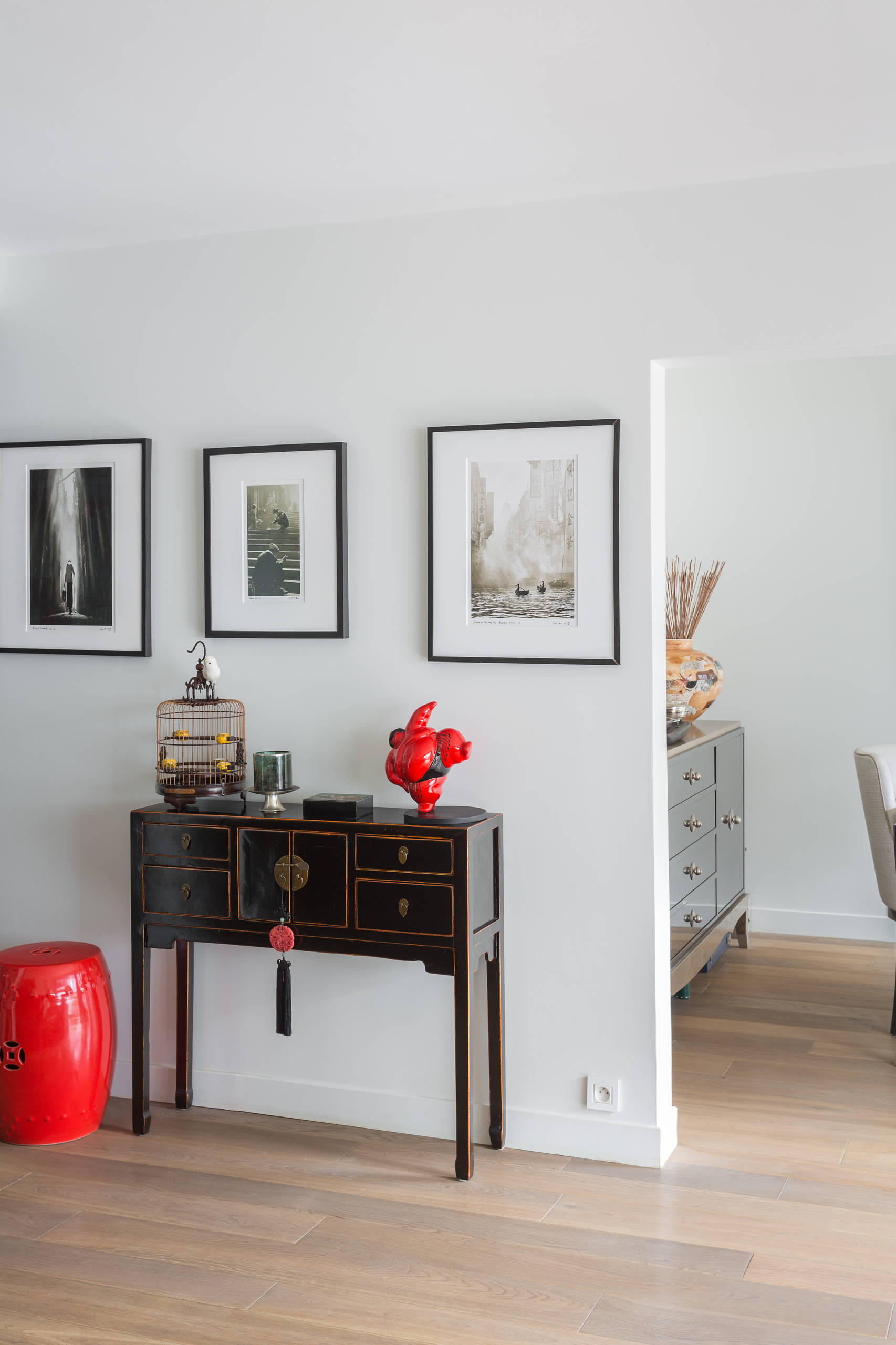 Avant/après travaux d'un Pied à terre parisien avec vu sur la Tour Eiffel