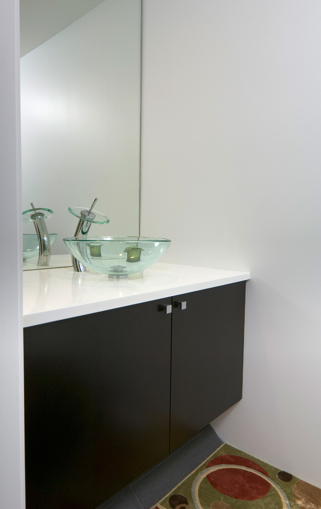 Exempel på ett litet 50 tals vit vitt badrum med dusch, med släta luckor, svarta skåp, vita väggar, klinkergolv i porslin, ett fristående handfat, bänkskiva i kvarts och grått golv