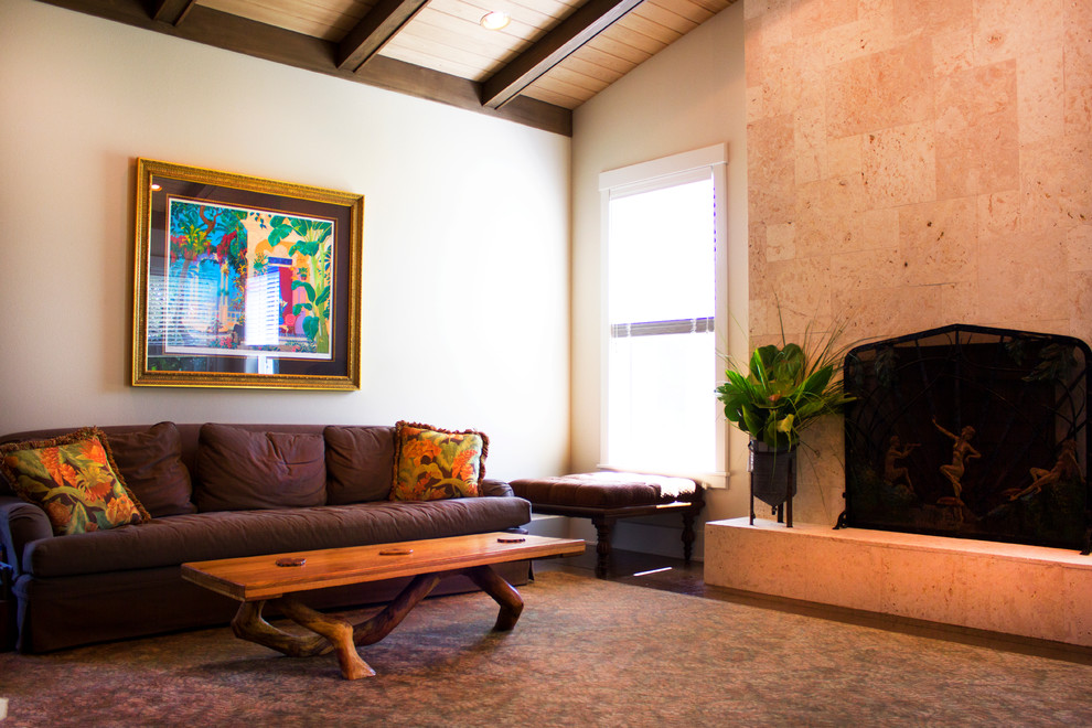 タンパにある中くらいなトロピカルスタイルのおしゃれなLDK (白い壁、コンクリートの床、標準型暖炉、石材の暖炉まわり、据え置き型テレビ) の写真