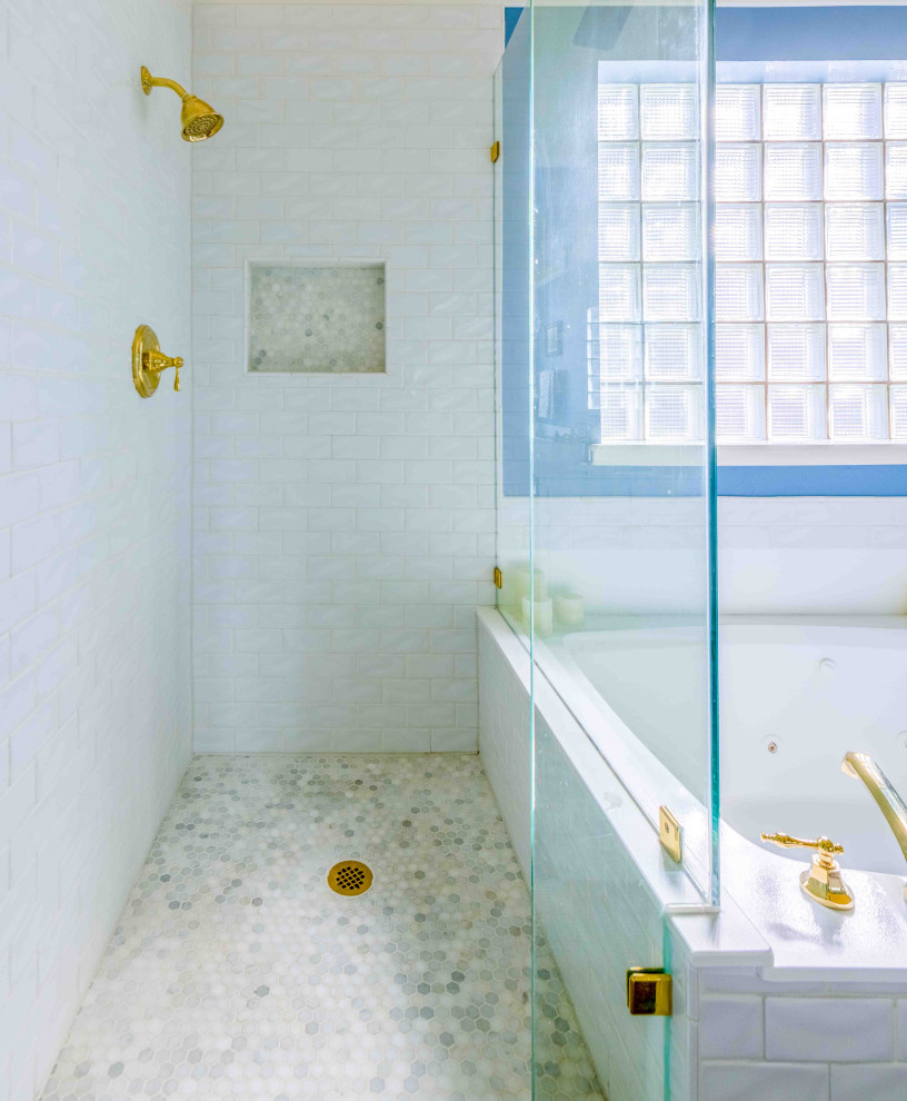 Пример оригинального дизайна: главная ванная комната среднего размера в стиле неоклассика (современная классика) с фасадами с выступающей филенкой, белыми фасадами, накладной ванной, угловым душем, унитазом-моноблоком, белой плиткой, плиткой кабанчик, синими стенами, полом из винила, накладной раковиной, столешницей из ламината, коричневым полом, душем с распашными дверями, белой столешницей, нишей, тумбой под две раковины и встроенной тумбой