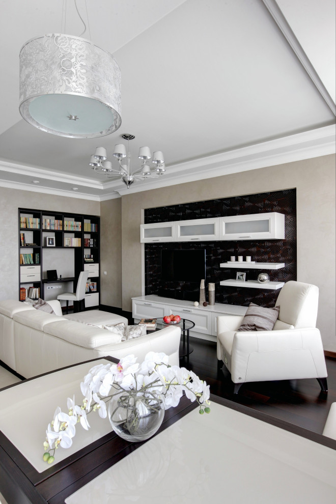 Foto di un soggiorno tradizionale di medie dimensioni con libreria, pareti beige, parquet scuro, parete attrezzata, pavimento nero, soffitto ribassato e pannellatura