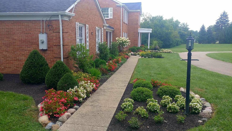 Photo of a large traditional front yard full sun garden in Cincinnati.