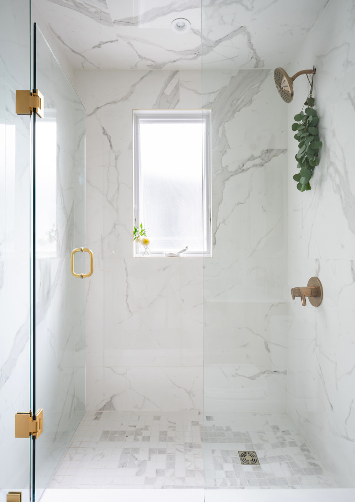 На фото: маленькая главная ванная комната в стиле модернизм с фасадами островного типа, коричневыми фасадами, открытым душем, раздельным унитазом, белой плиткой, керамогранитной плиткой, белыми стенами, полом из керамической плитки, врезной раковиной, столешницей из искусственного кварца, зеленым полом, белой столешницей, тумбой под одну раковину и встроенной тумбой для на участке и в саду