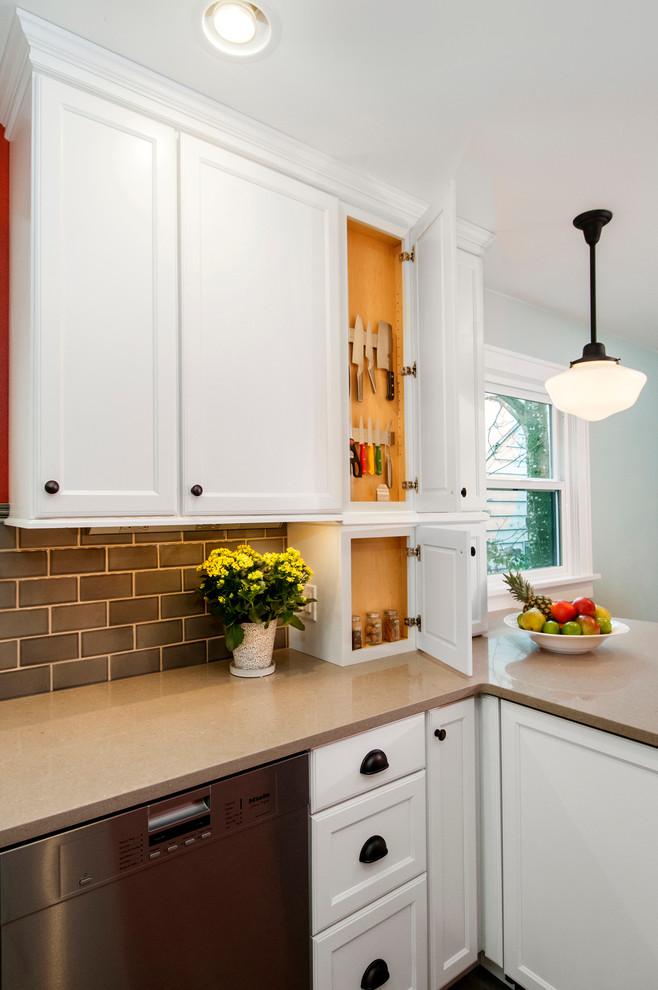 Example of a classic kitchen design in Seattle
