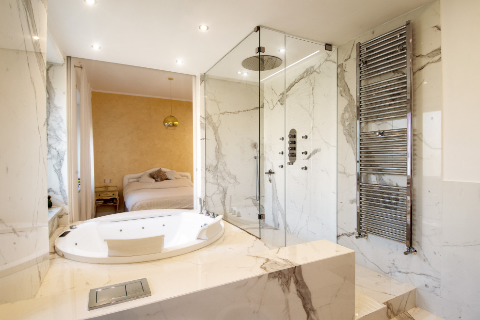 Стильный дизайн: большая главная ванная комната в современном стиле с плоскими фасадами, коричневыми фасадами, гидромассажной ванной, душем без бортиков, раздельным унитазом, белой плиткой, керамогранитной плиткой, белыми стенами, полом из керамогранита, настольной раковиной, столешницей из плитки, белым полом, душем с распашными дверями, белой столешницей, тумбой под две раковины, подвесной тумбой и многоуровневым потолком - последний тренд