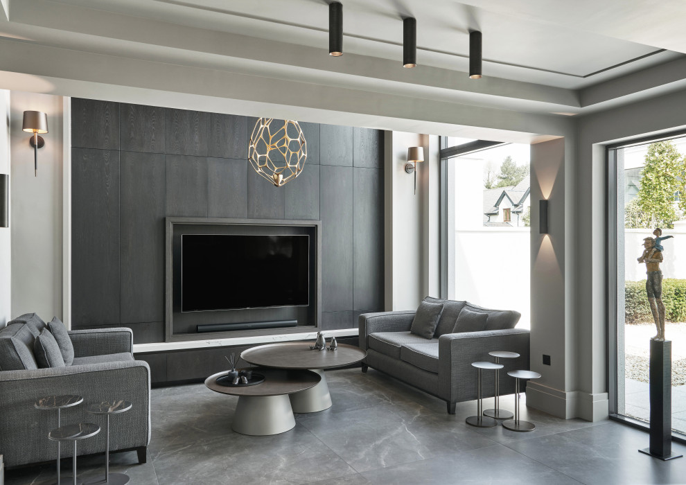 Ispirazione per un grande soggiorno design stile loft con parete attrezzata, pavimento in gres porcellanato e pannellatura