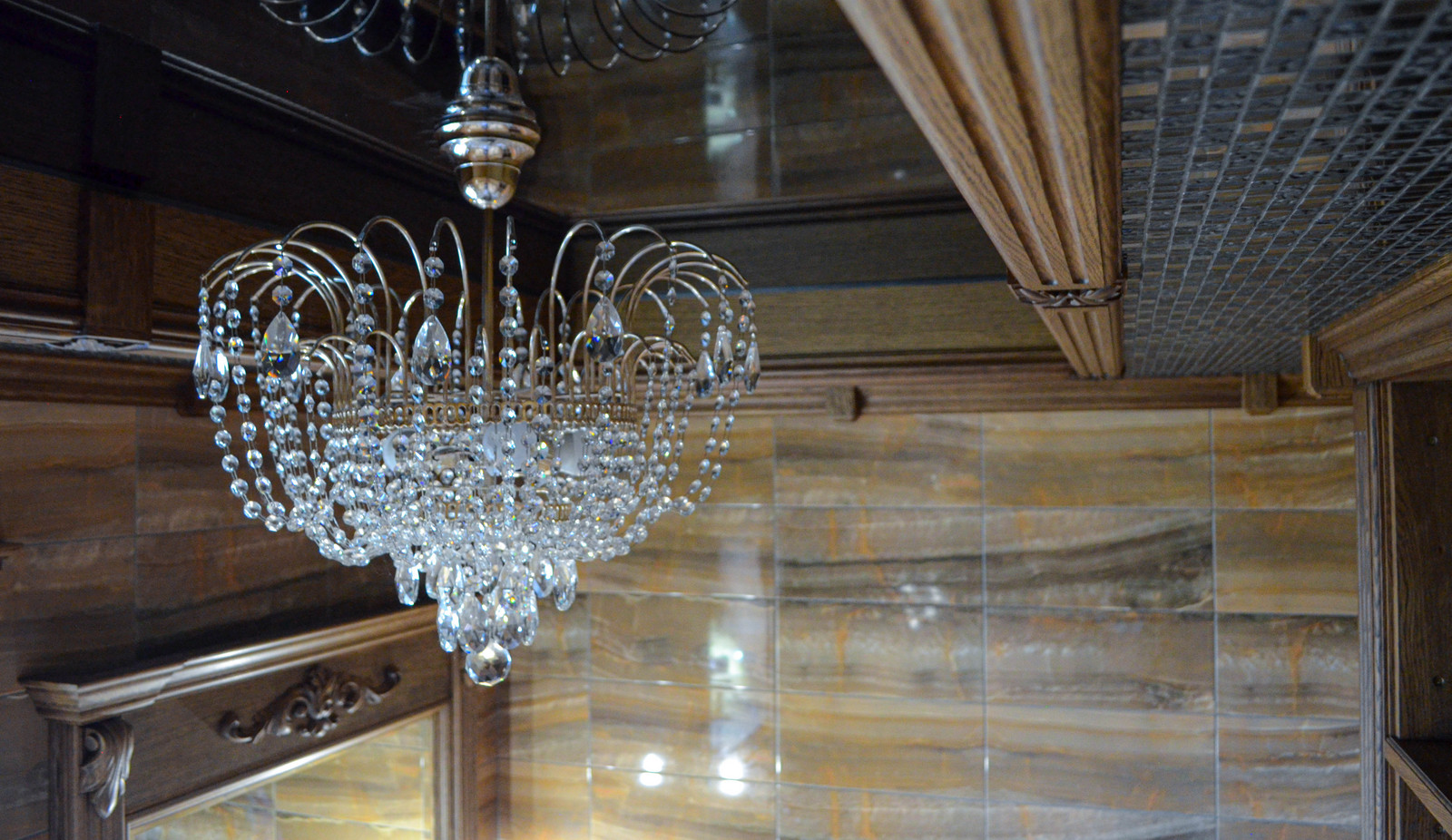 Ванная комната. Потолок, зеркало и тумба под раковину