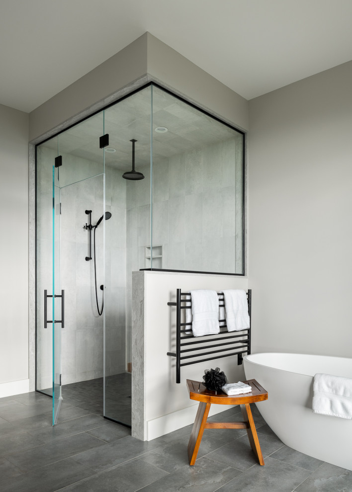 Ispirazione per una stanza da bagno tradizionale con ante di vetro, vasca freestanding, doccia a filo pavimento, pareti grigie, pavimento grigio e porta doccia a battente