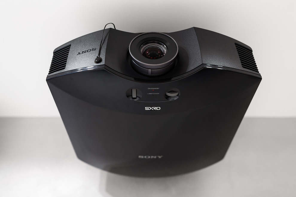 Домашний кинотеатр в небольшой комнате