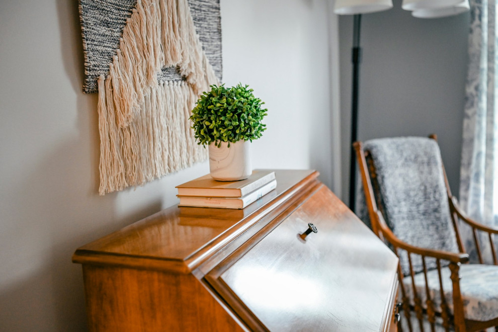 Example of a transitional home design design in Chicago