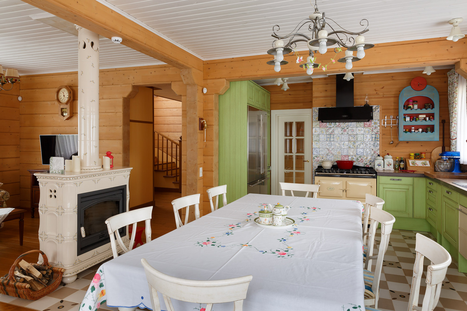 Гармоничный интерьер в традициях русского стиля.