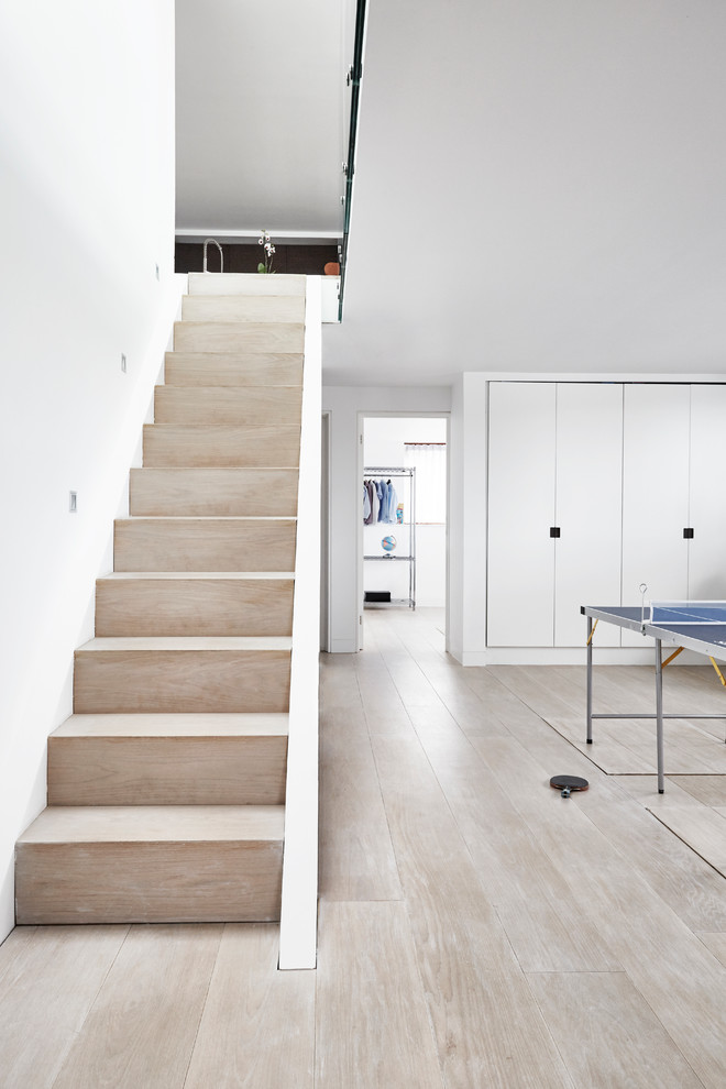 Design ideas for a mid-sized scandinavian wood straight staircase in Copenhagen with wood risers.