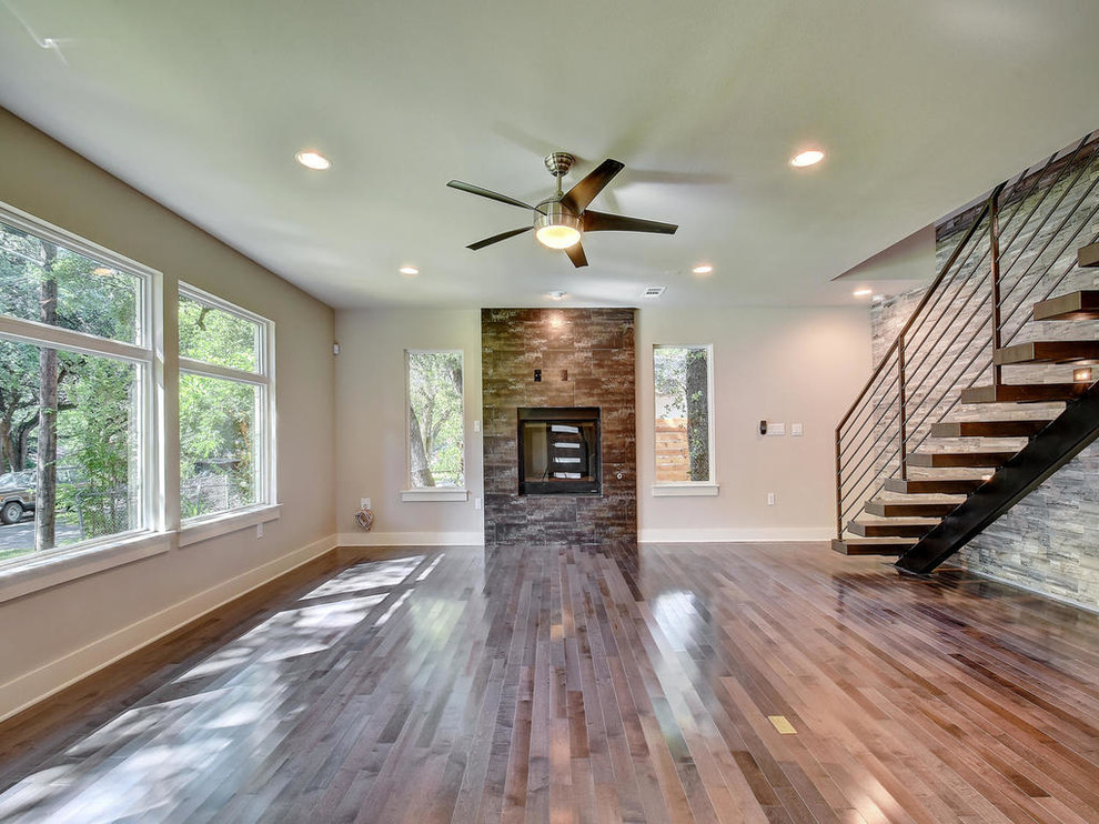Example of a transitional home design design in Austin