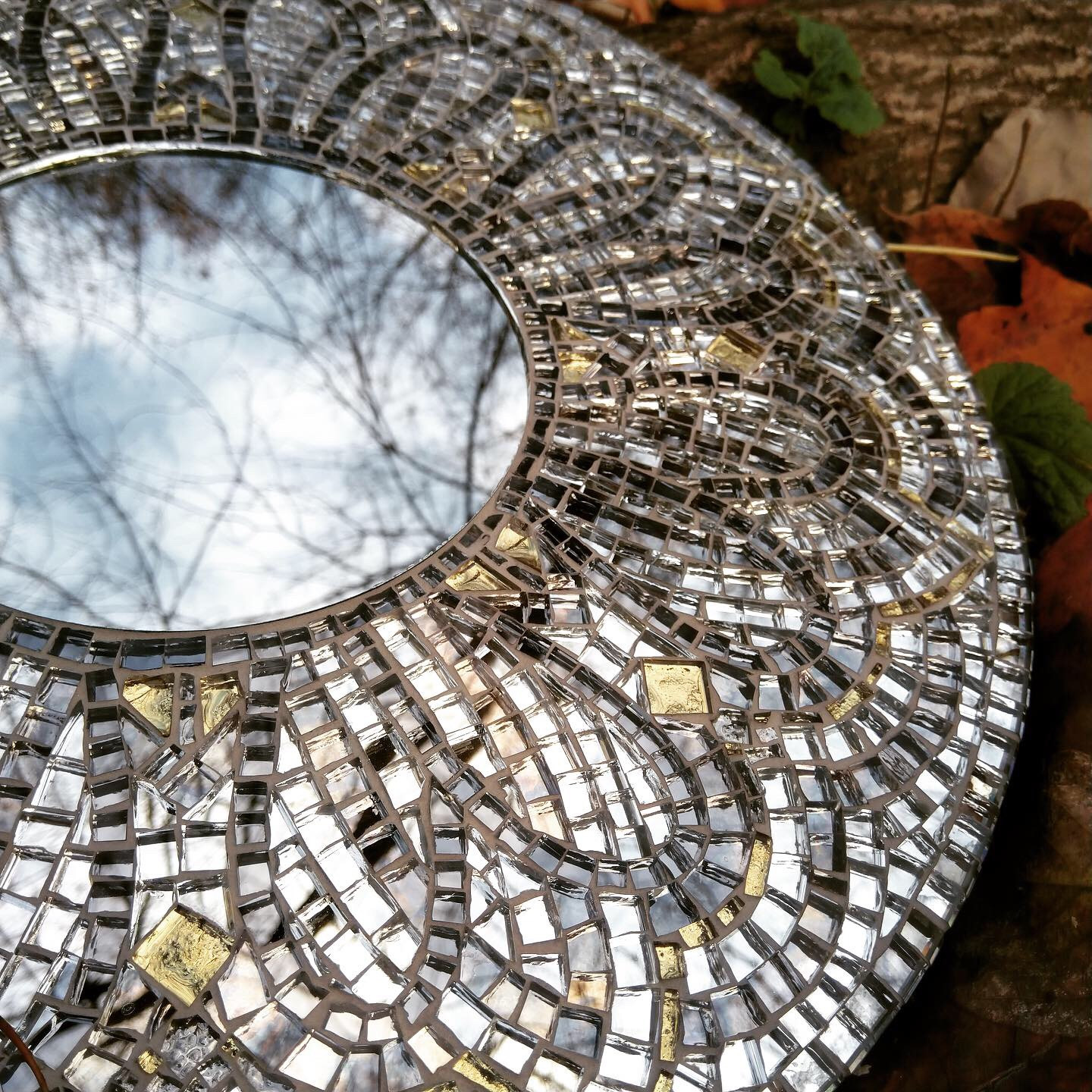 Круглое зеркало с мозаикой