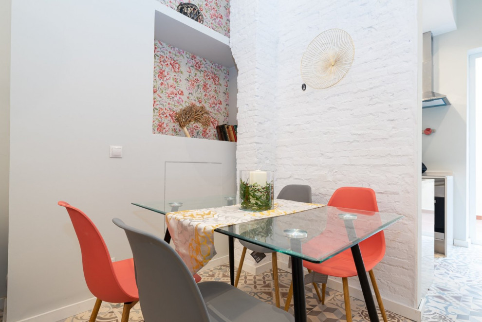 Idee per un soggiorno tradizionale di medie dimensioni e aperto con pareti bianche, pavimento con piastrelle in ceramica, TV a parete, pavimento multicolore e travi a vista