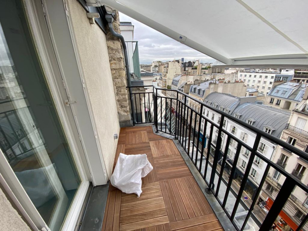 Kleiner, Unbedeckter Moderner Balkon mit Wohnung und Stahlgeländer in Paris