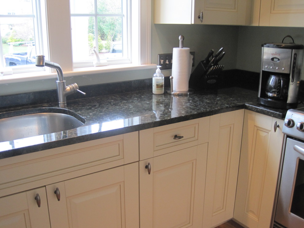 BACKSPLASH FOR DARK GREEN VERDE BUTTERFLY GRANITE