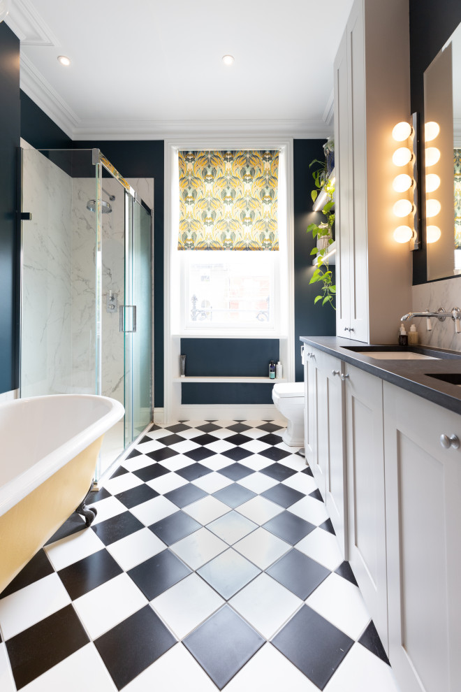 Ispirazione per una stanza da bagno padronale vittoriana di medie dimensioni con ante bianche, piastrelle in ceramica, pavimento con piastrelle in ceramica, pavimento nero e un lavabo