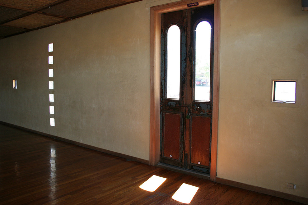 Example of a mountain style entryway design in Phoenix